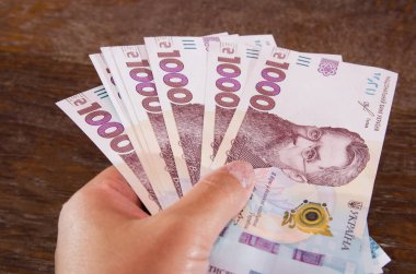 Bir kadının elinde 1000 Hryvnia banknotları. Yakın plan..