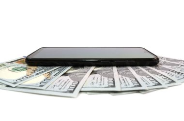 Siyah akıllı telefon ve dolar beyaz arka planda izole edilmiş. Yan görünüm.