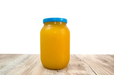 Tahta bir masada kavanozdaki bal. Ayçiçeği balı.