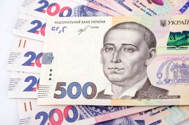 200 Hryvnia banknotunun arka planına karşı 500 Hryvnia. Para geçmişi. Yeni lukRainian banknotları.