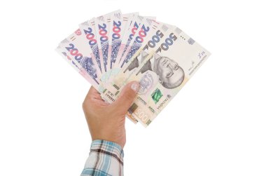 İş kadınının eli beyaz arka planda izole edilmiş Hryvnia banknotlarını tutuyor. Uzayı kopyala Mesaj için yer. 200 ve 500 Hryvnia ellerinde..