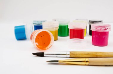 Renkli guaj ve fırça beyaz 