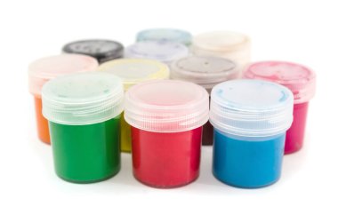 Beyaz arka planda izole edilmiş farklı renklerde birkaç kutu guaj balığı..