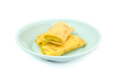 Tabakta yuvarlanmış krep. Krem şantili ve süzme peynirli krep. Beyaz arkaplan.