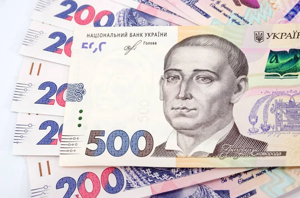 500格里夫尼亚的背景是200格里夫尼亚钞票资金背景 新的尤克里亚纸币特写 — 图库照片