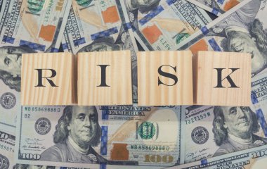 Dolar arkaplanındaki tahta küplerde 