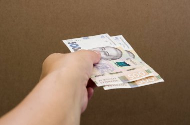 Bir kadının elinde 500 Hryvnia 'nın yeni banknotları. Yakın plan. Hryvnia elinde. Mali konsept.