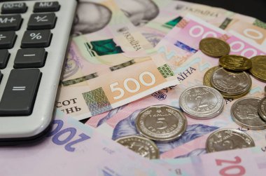 Bozuk paralar ve hesap makineli Ukrayna Hrivnia 'sı. Yakın plan..