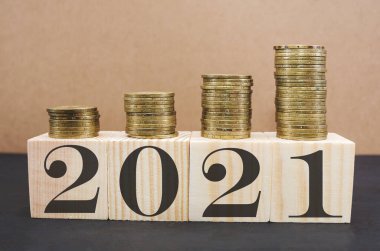 2021 'de tahta küplerle yazılmış. Büyüme siparişlerinde yığınla bozuk para. 2021 yılının finansal planlaması, iş ve hayat için gelecek için para biriktirme çözümü.