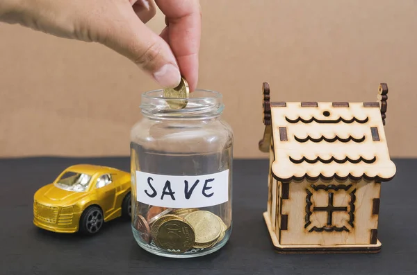 Frauenhände Legen Goldmünzen Ein Gefäß Mit Geld Immobilieninvestitionskonzept Hausratversicherung Autokredit — Stockfoto