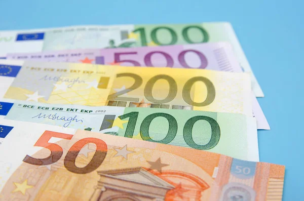 Euro Geld Verschiedene Banknoten Auf Blauem Hintergrund Nahaufnahme — Stockfoto