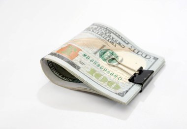 Beyaz metal klipsli 100 dolarlık banknotlar. Yakın plan.
