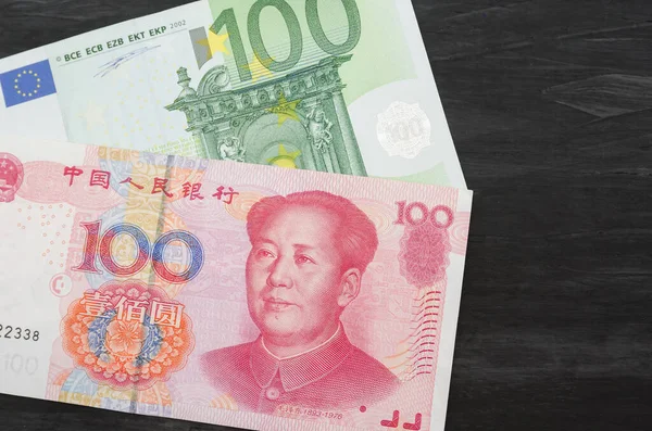 100 Eurobankovek 100 Čínských Juanů Pozadí Černého Dřeva Kopie Místa — Stock fotografie