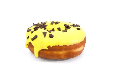 Sarı jöleli tatlı çörek ve beyaz arka planda çikolata serpiştirilmiş. Yakın plan.