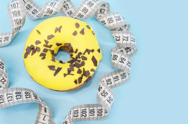 Heerlijke Donut Met Gele Glazuur Meetlint Een Blauwe Achtergrond Een — Stockfoto