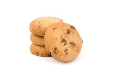 Beyaz arka planda çikolata parçaları olan lezzetli yuvarlak kurabiyeler. Yan görünüş. Kurabiye yığını