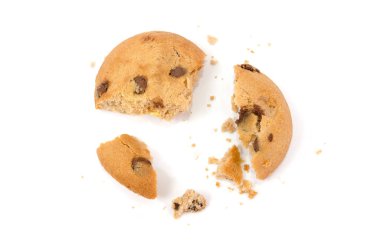 Beyaz arka planda izole edilmiş kurabiyeler ve kırıntılar..