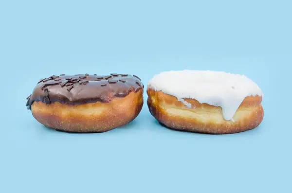 Zwei Köstliche Donuts Mit Schwarzer Und Weißer Schokolade Auf Blauem — Stockfoto