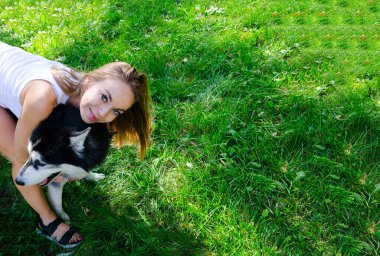 Genç güzel kız bir köpeğe sarılıyor..