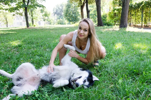 Atractiva Rubia Frotando Perro Hierba Parque — Foto de Stock