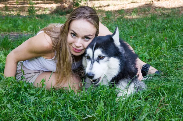 Молодая Красивая Девушка Обнимает Собаку — стоковое фото