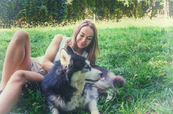 Junges Schönes Mädchen Umarmt Einen Hund — Stockfoto