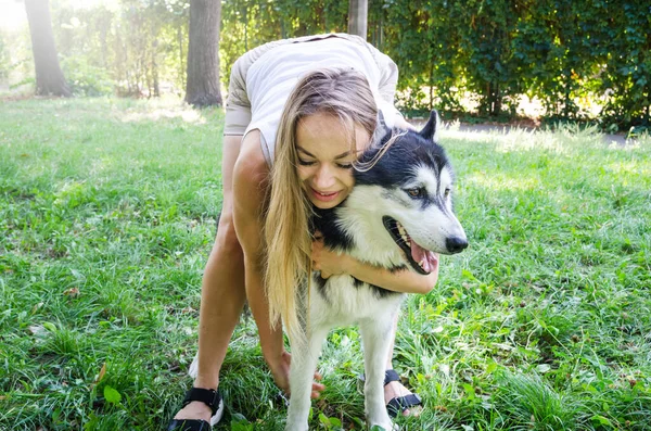 Joven Hermosa Chica Abraza Perro — Foto de Stock