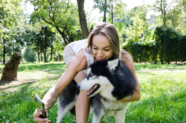 Joven Hermosa Chica Hace Selfie Con Perro Parque — Foto de Stock