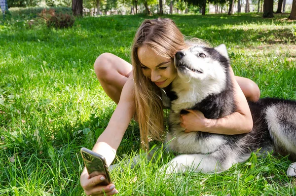 Молодая Красивая Девушка Делает Селфи Собакой Парке — стоковое фото