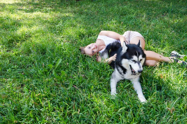 Attractive Blonde Lies Grass Dog Park — Stock Photo, Image