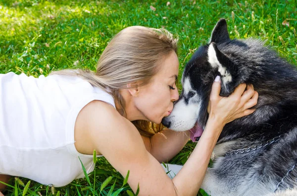 Young Beautiful Girl Kisses Dog Background Green Grass Close — Stock Photo, Image