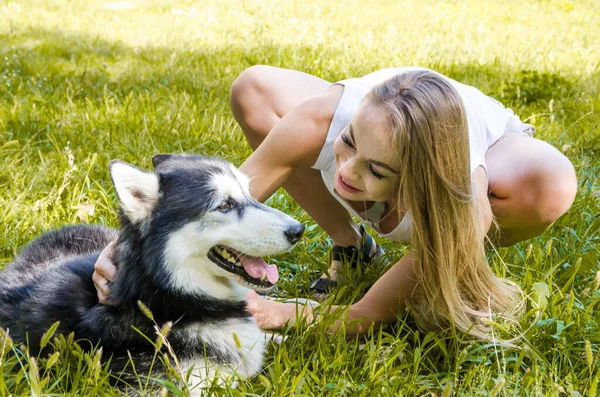 Привлекательная Блондинка Обнимает Свою Собаку Парке — стоковое фото