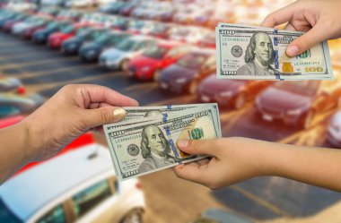 Yeni araba almak için para. Finansal konsept. Dolarlar ellerinde..
