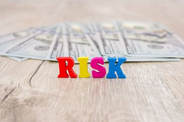 Renkli harf ve dolarlardan gelen 