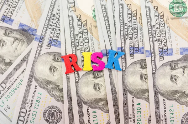 Ordet Risk Vikta Från Färgade Bokstäver Bakgrund Dollar Finansiellt Koncept — Stockfoto
