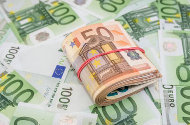 Para geçmişinde Avro banknotları katlamış. Lastik bantla tutturulmuş Euro banknotları. Mali konsept.