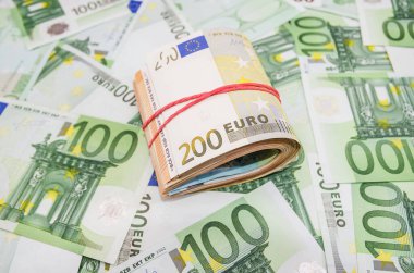 Para geçmişinde Avro banknotları katlamış. Lastik bantla tutturulmuş Euro banknotları. Mali konsept.