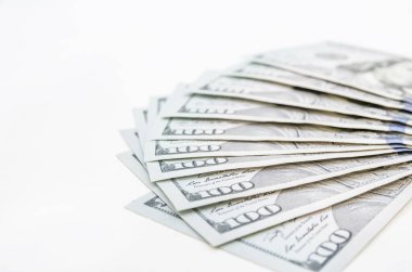 Güzelce katlanmış yüz dolarlık banknotlar. Beyaz ahşap arka plan. Boşluğun kopyası.