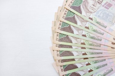 Çok güzel katlanmış Hryvnia banknotları. Beyaz ahşap arka plan. Uzayın kopyası. 500 Hryvnia