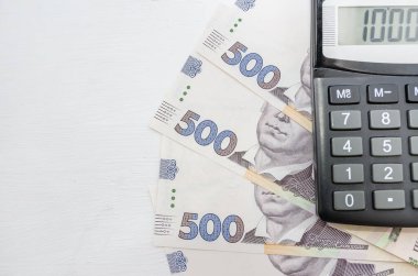 Ukrayna hrivniası ve hesap makinesi. Uzayın kopyası. Finansal konsept. Güzelce dizilmiş 500 Hryvnia.