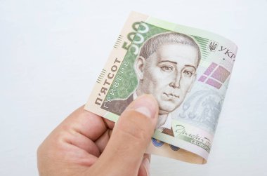 500 Hryvnia 'lık banknot bir kadının elinde. Yakın plan..