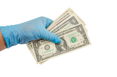 Eldivendeki bir el 1 dolarlık banknotları tutar / beyaz / kopya boşluğunda izole edilir.