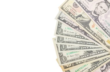 Amerikan doları banknotları beyaz arka plana yayıldı. Boşluğu kopyala. Çeşitli banknotlar.