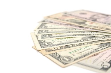 Farklı paralar beyaz arka plana saçıldı. Finansal konsept. Boşluğun kopyası.