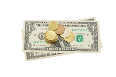 Beyaz arka planda izole edilmiş 1 dolarlık banknotlar ve paralar. Yukarıdan bak. Mali konsept.