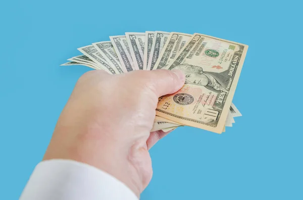 Kadınının Elinde Mavi Arka Planda Izole Edilmiş Dolarlarla Çekilmiş Yakın — Stok fotoğraf