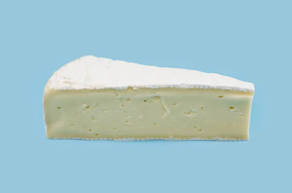 Stück Brie Käse Isoliert Auf Blauem Hintergrund Seitenansicht — Stockfoto