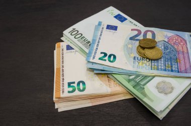Kara tahta arka planda para yığını. Euro banknotları. Çok para..