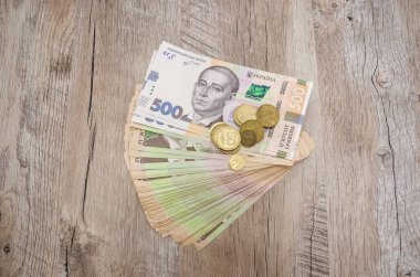 Ukrayna hrivnisi ve tahta arka planda paralar. Yukarıdan bak. Finansal konsept. 500 hryvnia yığını