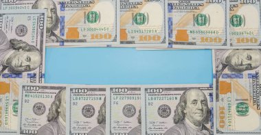Para geçmişi. 100 dolarlık banknotlar maviye. Boşluğu kopyala.